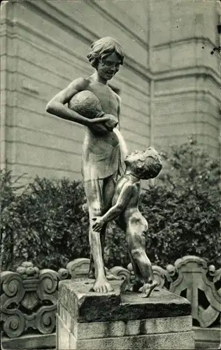 Ak Düsseldorf am Rhein, Brunnen am Hohenzollerngymnasium