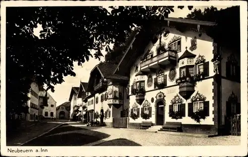 Ak Neubeuern in Oberbayern, Alte Häuser, Straßenpartie