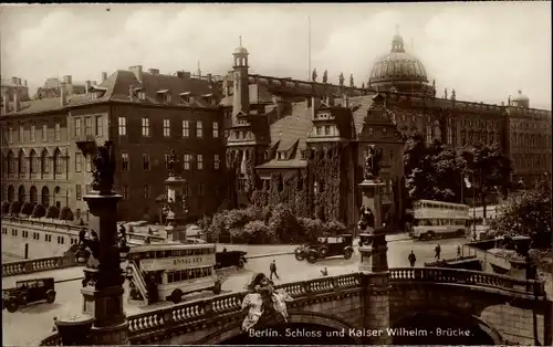 Ak Berlin, Schloss, Kaiser Wilhelm Brücke