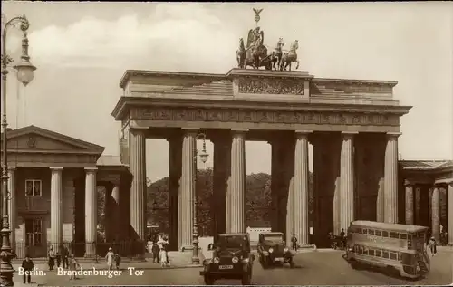 Ak Berlin Mitte, Brandenburger Tor, Doppeldeckerbus, Autos, Passanten