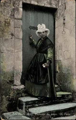 Ak Les Ponts de Cé Maine et Loire, Frau in Volkstracht, Haustür, Kopfbedeckung