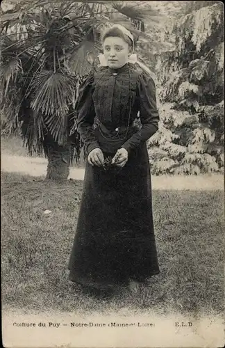 Ak Maine et Loire, Frau in Volkstracht, Portrait, Kleid