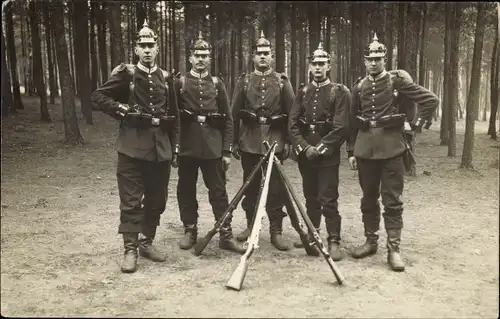 Foto Ak Deutsche Soldaten in Uniformen, Pickelhauben, Gewehre