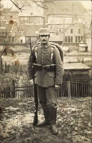 Foto Ak Deutscher Soldat in Uniform, Bajonett, Portrait