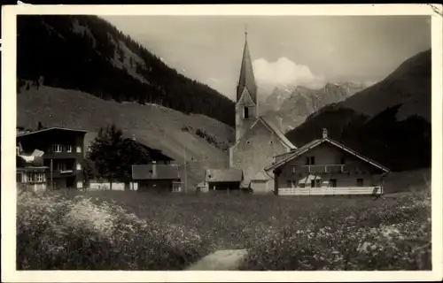Ak Berwang in Tirol, Ortsansicht mit Zugspitze, Kirche