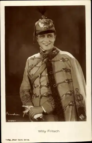 Ak Schauspieler Willy Fritsch, Portrait im Kostüm, Pinselhaube, Ross Verlag Nr 1224 1