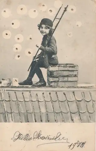 Glitzer Ak Junge als Schornsteinfeger, Dach, Schornstein