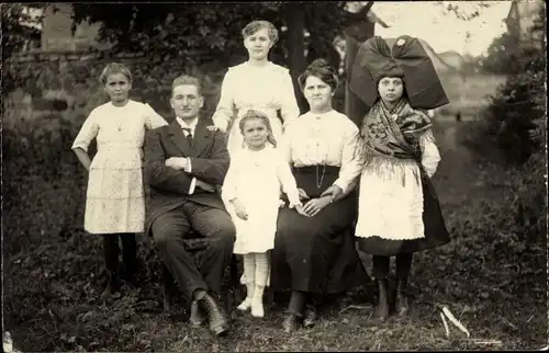 Foto Ak Elsässerin, Mädchen in Tracht, Familienbild