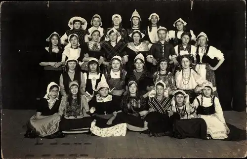 Foto Ak Frauen in niederländischen Trachten, Gruppenbild
