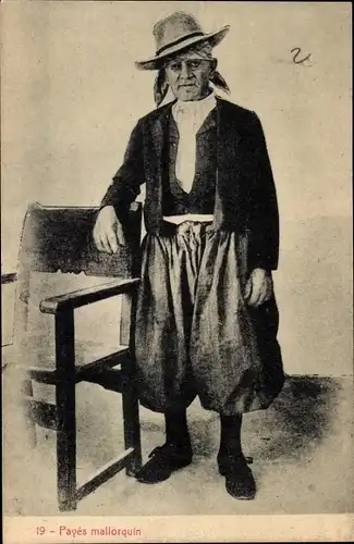 Ak Mallorca, Mann in spanischer Volkstracht, Stuhl