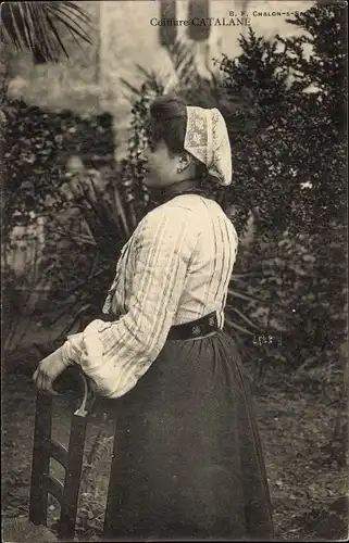 Ak Katalonien, Frau in spanischer Volkstracht, Stuhl
