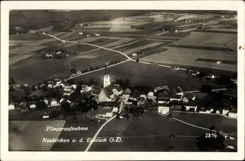 Ak Neukirchen an der Enknach Oberösterreich, Fliegeraufnahme vom Ort