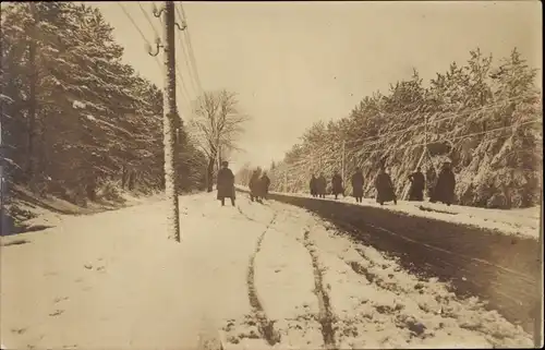 Foto Ak Soldaten am Weg im Winter, Wald, Wettinlager, Sachsenlager, Leipziger Lager