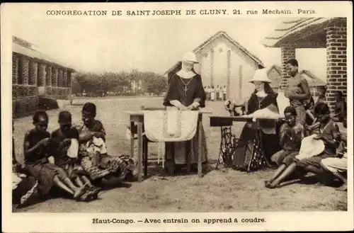 Ak Kongo, Missionsschwestern, afrikanische Kinder, Nähunterricht