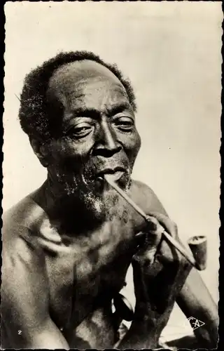 Ak Französisch Kongo, alter afrikanischer Mann vom Volk Batéké, Pfeife