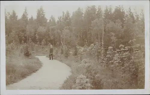 Foto Ak Kamenz in Sachsen, Mann auf einem Weg in den Wald