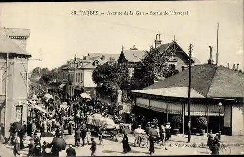 Ak Tarbes Hautes Pyrénées, Avenue de la Gare, Ausgang des Arsenals