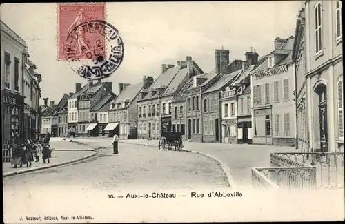 Ak Auxi le Château Pas de Calais, Rue d'Abbeville