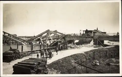 Foto Ak Geertruidenberg Nordbrabant Niederlande, Keizersveer, eingestürzte Brücke