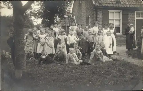 Foto Ak Oudenbosch Nordbrabant, Frauen und Kinder vor einem Gebäude