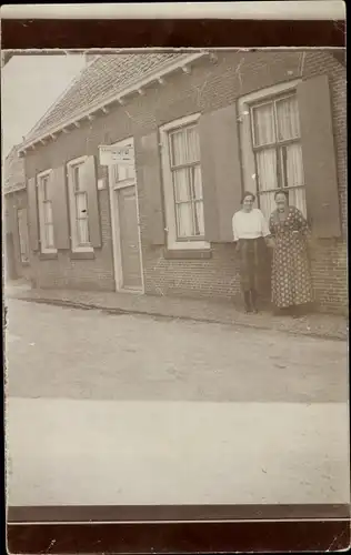 Foto Ak Dinteloord Nordbrabant, Haus Korteweg 2, Geschäft für Brennstoffe, zwei Frauen