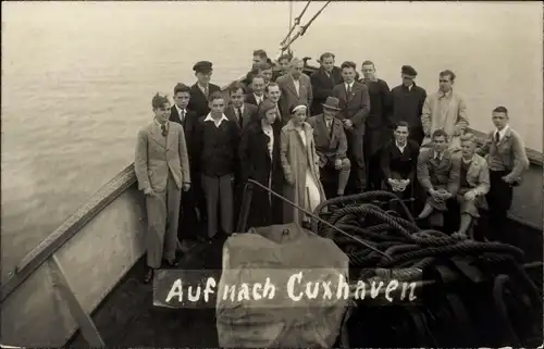 Ak Nordseebad Cuxhaven, Gruppenbild auf Schiff, Auf nach Cuxhaven