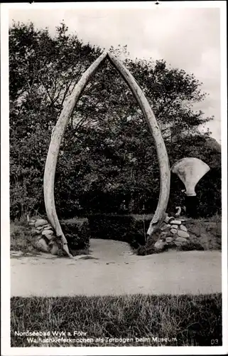 Ak Wyk auf Föhr Nordfriesland, Walfischkieferknochen, Torbogen Museum