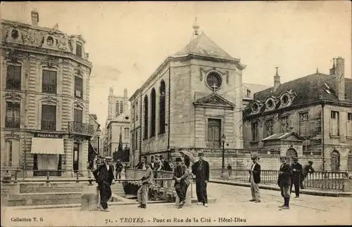 Ak Troyes Aube, Pont et Rue de la Cite, Hotel-Dieu