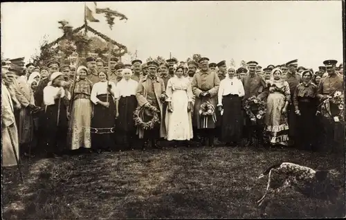 Foto Ak Soldaten in Uniformen, Frauen in Trachten