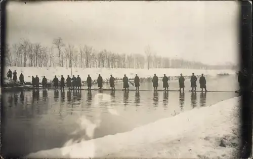 Foto Ak Deutsche Soldaten in Uniformen, Winter, Brückenbau