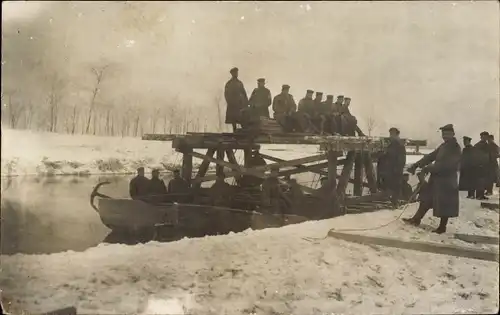 Foto Ak Deutsche Soldaten in Uniformen, Flusspartie, Winter, Brückenbau