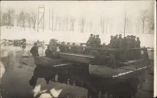 Foto Ak Deutsche Soldaten in Uniformen, Flusspartie, Winter, Brückenbau