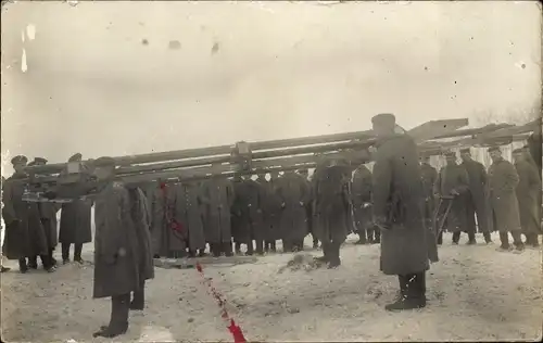 Foto Ak Deutsche Soldaten in Uniformen, Winter, Brückenbau