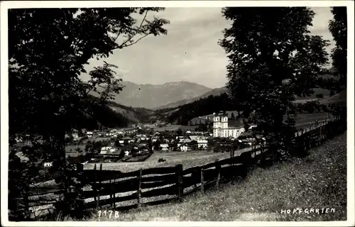 Ak Hofgarten Tirol, Stadtansicht, Holzzaun, Wiese