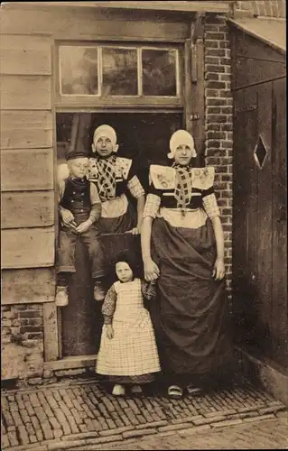 Ak Familie in niederländischen Trachten, Familienbild