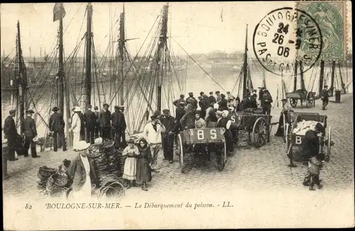 Ak Boulogne sur Mer Pas de Calais, The Landing of the Fish, Karren voller Fische