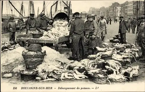 Ak Boulogne sur Mer Pas de Calais, Deparquement and Sorting of Fish, Fischer mit ihrem Fang