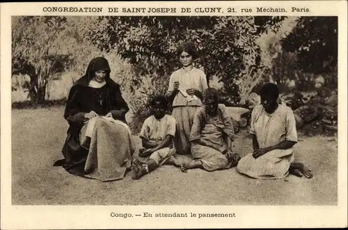 Ak Republik Kongo Französisch Kongo, Missionsschwester versorgt Wunden