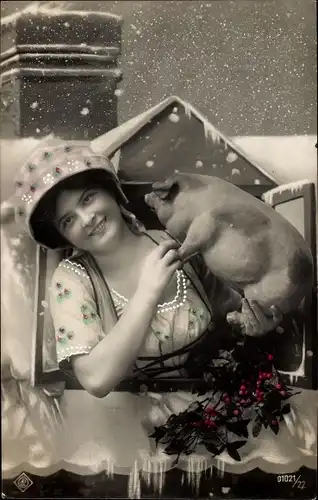 Ak Frau und Schwein, Glücksbringer, Glückwunsch