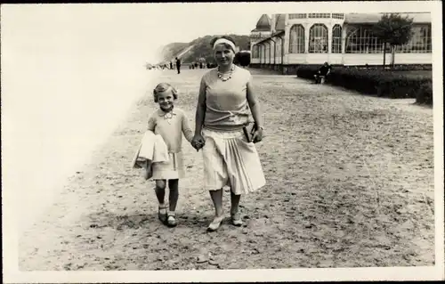 Foto Ak Międzyzdroje Ostseebad Misdroy Pommern, Frau mit Kind am Strand