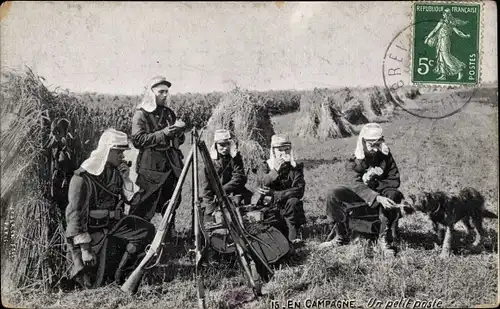 Ak Französische Soldaten auf einem Feld