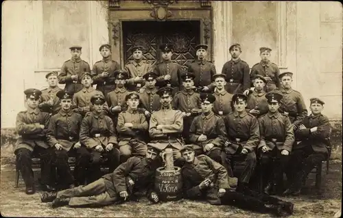 Foto Ak Deutsche Soldaten in Uniformen, V. Komp.