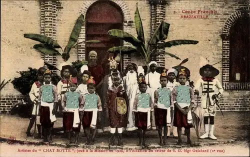 Ak Brazzaville Französisch Kongo, Mgr. Guichard, afrikanische Kinder in Theaterkostümen