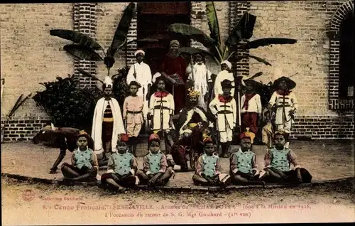 Ak Brazzaville Französisch Kongo, Mgr. Guichard, afrikanische Kinder in Theaterkostümen