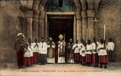 Ak Brazzaville Französisch-Kongo, Mgr. Guichard, auf der Schwelle der Kathedrale