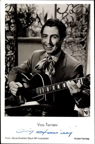 Ak Schauspieler und Sänger Vico Torriani, Portrait mit Gitarre, Film Straßenserenade