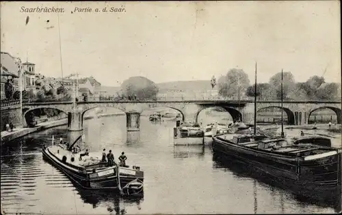 Ak Saarbrücken im Saarland, Partie an der Saar, Schiffe