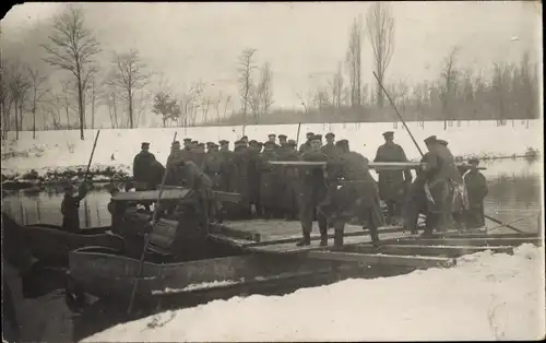 Foto Ak Deutsche Soldaten in Uniformen, Brückenbau