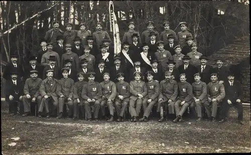 Foto Ak Deutsche Soldaten in Uniformen, Männer in Anzügen, Gruppenaufnahme