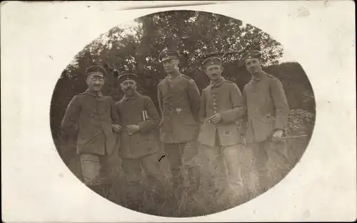 Foto Ak 5 deutsche Soldaten in Uniformen